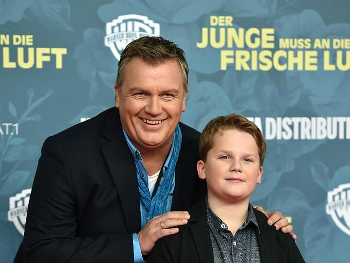 Hape Kerkeling (l) und Julius Weckauf (r) bei der Premiere des Films "Der Junge muss an die frische Luft".