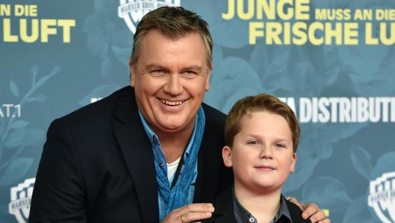 Hape Kerkeling (l) und Julius Weckauf (r) bei der Premiere des Films "Der Junge muss an die frische Luft". Hape Kerkeling (l) und Julius Weckauf (r) bei der Premiere des Films "Der Junge muss an die frische Luft".