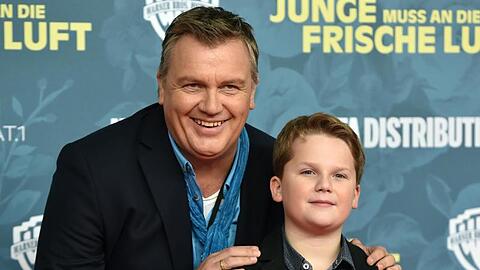 Hape Kerkeling (l) und Julius Weckauf (r) bei der Premiere des Films "Der Junge muss an die frische Luft".