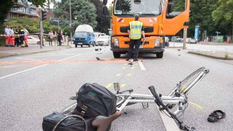 Verkehrsunfall in Hamburg: Der Radfahrer stieß mit einem Lkw zusammen und wurde lebensgefährlich verletzt. Verkehrsunfall in Hamburg: Der Radfahrer stieß mit einem Lkw zusammen und wurde lebensgefährlich verletzt.