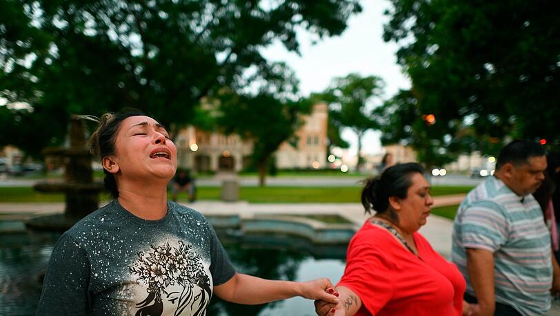 Mahnwache nach dem Massaker: Nicht nur im texanischen Uvalde herrschen nach der Bluttat Trauer und Entsetzen - in den ganzen USA sollen bis Samstag die Flaggen auf Halbmast wehen. Mahnwache nach dem Massaker: Nicht nur im texanischen Uvalde herrschen nach der Bluttat Trauer und Entsetzen - in den ganzen USA sollen bis Samstag die Flaggen auf Halbmast wehen.