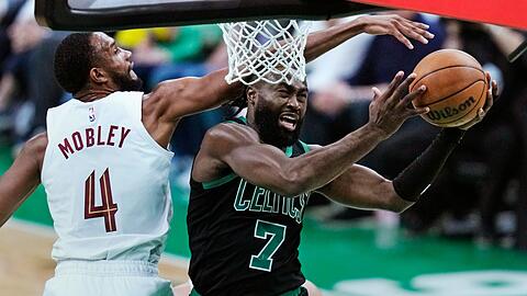 Jaylen Brown (r) von den Boston Celtics zieht zum Korb der Cleveland Cavaliers.