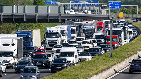 Autos und Laster auf der A8 Richtung München.