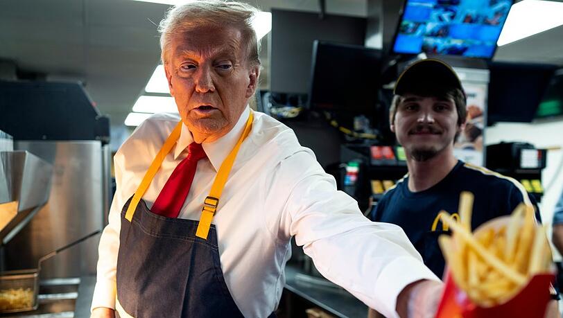 Donald Trump arbeitet in einem Fast-Food-Restaurant in Pennsylvania.