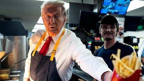 Donald Trump arbeitet in einem Fast-Food-Restaurant in Pennsylvania.