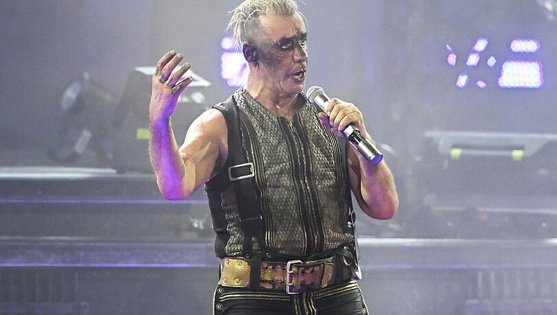 Till Lindemann auf der Bühne des Olympiastadions am 5. Juni 2023 mit seiner Band Rammstein. Die Konzerte wurden scharf kritisiert, und es gab Demonstrationen dagegen. (Archivbild)