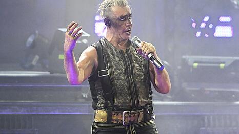 Till Lindemann auf der Bühne des Olympiastadions am 5.6.2023 mit seiner Band Rammstein. Die Konzerte wurden scharf kritisiert und es gab Demonstrationen dagegen. (Archiv)