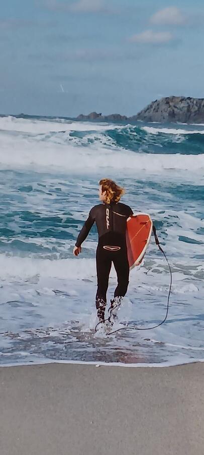 Walter Strasser um 2005 mit seinem Board an der Nordwestküste Sardiniens. Seit seinem Umzug auf die Insel surft er dort. Walter Strasser um 2005 mit seinem Board an der Nordwestküste Sardiniens. Seit seinem Umzug auf die Insel surft er dort.