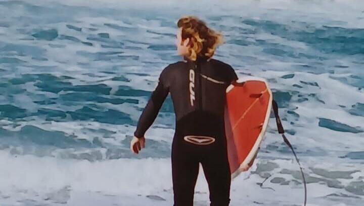 Walter Strasser um 2005 mit seinem Board an der Nordwestküste Sardiniens. Seit seinem Umzug auf die Insel surft er dort. Walter Strasser um 2005 mit seinem Board an der Nordwestküste Sardiniens. Seit seinem Umzug auf die Insel surft er dort.