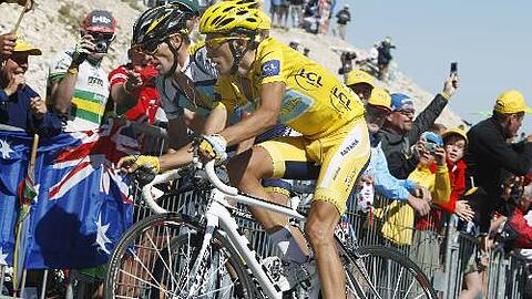 Rivalen, die sich beide als Sieger fühlen durften: Alberto Contador im Gelben Trikot, neben ihm Lance Armstrong.