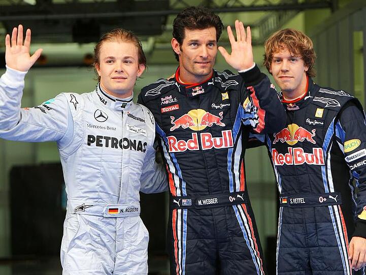 Qualifying-Sieger Mark Webber (M), Nico Rosberg (l/2.) und Sebastian Vettel (3.).