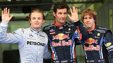 Qualifying-Sieger Mark Webber (M), Nico Rosberg (l/2.) und Sebastian Vettel (3.).