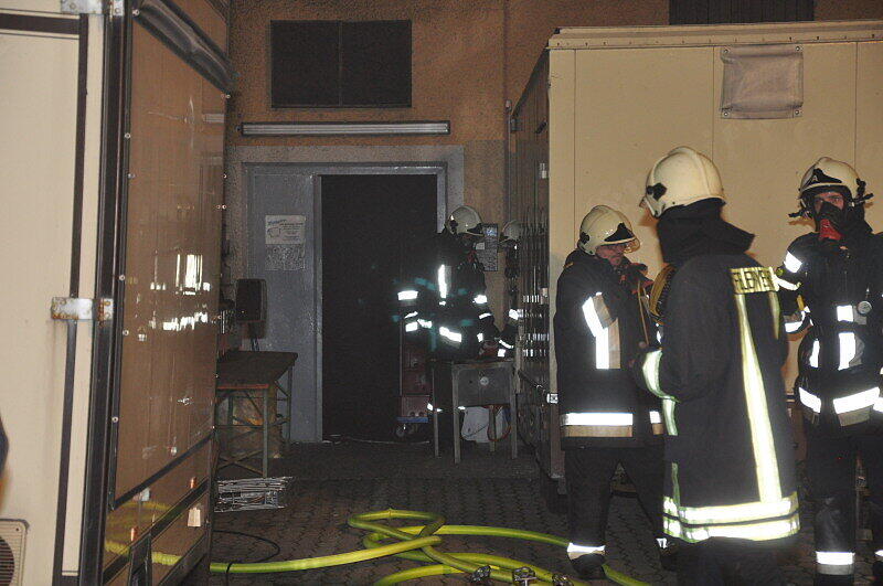 Altötting - Am Dienstagabend entzündete sich im Keller einer Metzgerei in der Mühldorfer Straße ein Feuer. Die Feuerwehr konnte das Feuer schnell unter Kontrolle bringen. Die Schadenshöhe ist noch unklar. Es gab keine Verletzten.