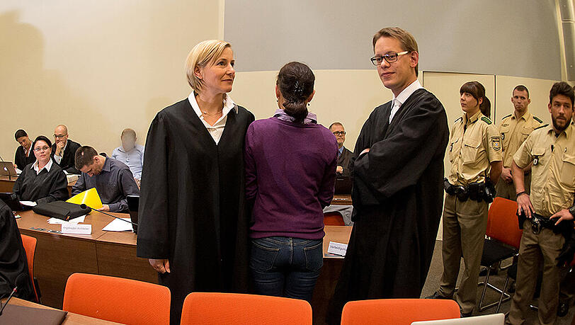 Die Angeklagte Beate Zschäpe (M.) steht am 10.07.2014 im Gerichtssaal in München zwischen ihren Anwälten Anja Sturm (l) und Wolfgang Heer. Die Angeklagte Beate Zschäpe (M.) steht am 10.07.2014 im Gerichtssaal in München zwischen ihren Anwälten Anja Sturm (l) und Wolfgang Heer.