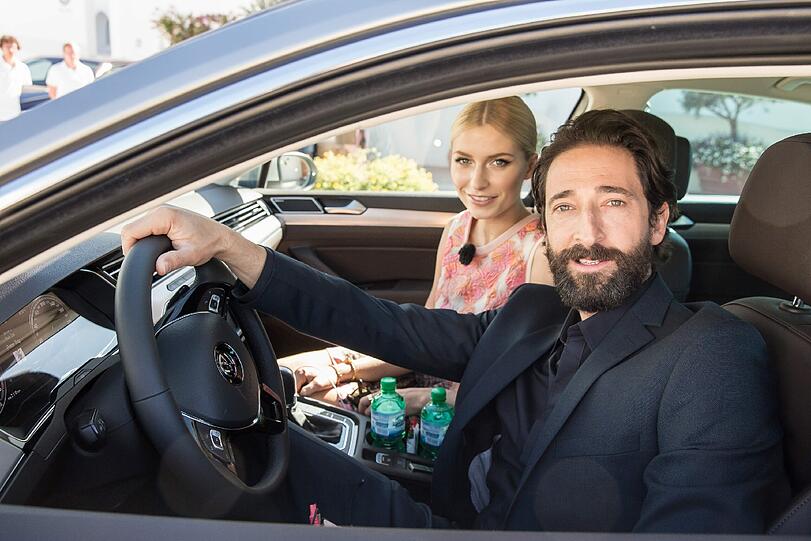 Lena Gercke und Adrien Brody testen den neuen VW Passat.