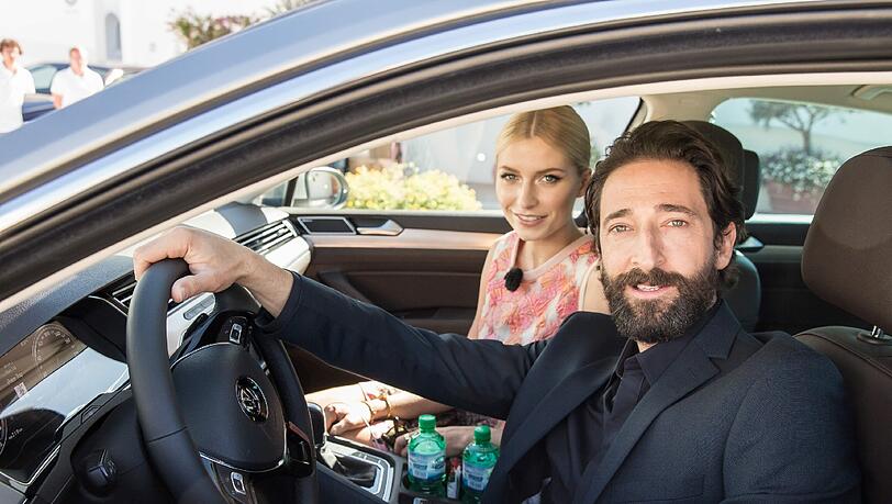 Lena Gercke und Adrien Brody testen den neuen VW Passat. Lena Gercke und Adrien Brody testen den neuen VW Passat.