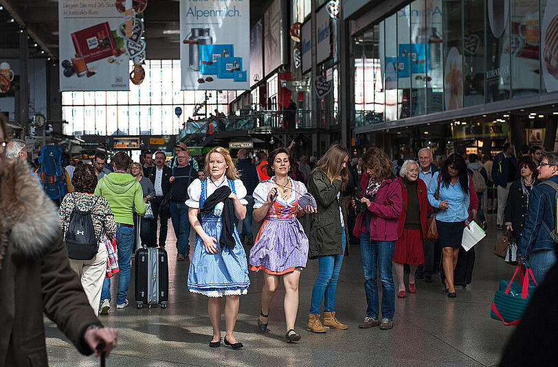 Flüchtlinge und Wiesn-Besucher treffen in München aufeinander, Bilder vom Hauptbahnhof am ersten Tag des Oktoberfests.