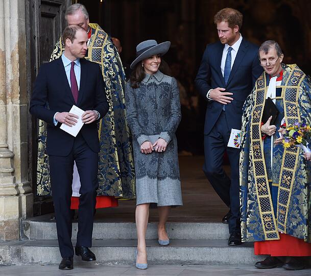 Prinz William verlässt gemeinsam mit seiner Frau Kate und seinem Bruder Harry die Westminster Abbey