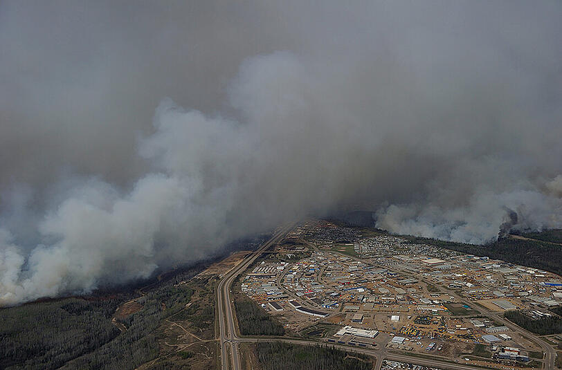 Die Waldbrände in der kanadischen Provinz Alberta breiten sich immer mehr aus. Den Behörden zufolge, sind sieben der 49 Brände außer Kontrolle. Sehen Sie hier die dramatischen Ausmaße des Flammenmeeres.