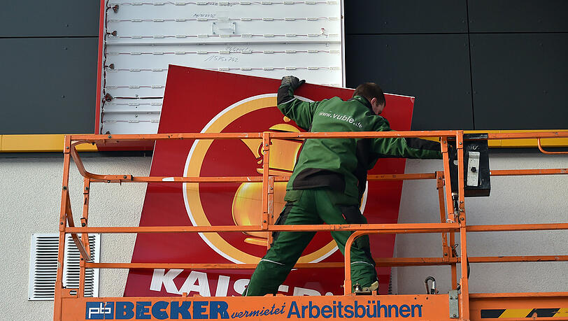Der größte Teil der "Kaiser's" Geschäfte ist bereits auf die Marken der neuen Eigentümer - Edeka, Netto und Rewe - umgestellt worden. Der größte Teil der "Kaiser's" Geschäfte ist bereits auf die Marken der neuen Eigentümer - Edeka, Netto und Rewe - umgestellt worden.