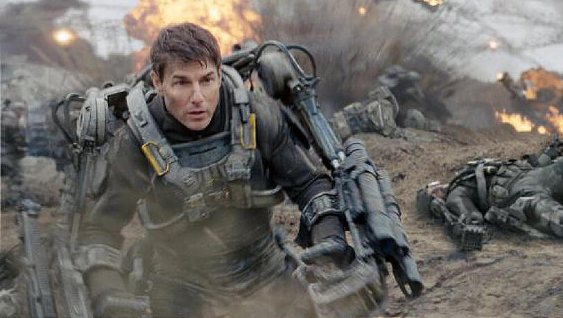 "Edge of Tomorrow": Major Bill Cage (Tom Cruise) wird bei einem Einsatz gegen eine feindliche Alienrasse in einer Zeitschleife gefangen "Edge of Tomorrow": Major Bill Cage (Tom Cruise) wird bei einem Einsatz gegen eine feindliche Alienrasse in einer Zeitschleife gefangen