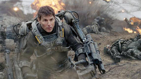 "Edge of Tomorrow": Major Bill Cage (Tom Cruise) wird bei einem Einsatz gegen eine feindliche Alienrasse in einer Zeitschleife gefangen