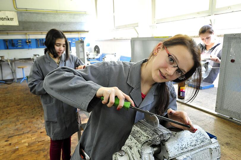 Girls&lsquo; Day bei den SWM: Sabrina Sponfeldner feilt an einem Metall-Herzen.