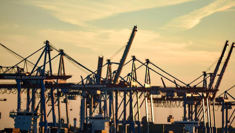 Containerschiffe werden im Hamburger Hafen abgefertigt. Der Verband Deutscher Reeder (VDR) informierte auf der Jahres-Pressekonferenz über das abgelaufene Geschäftsjahr. Containerschiffe werden im Hamburger Hafen abgefertigt. Der Verband Deutscher Reeder (VDR) informierte auf der Jahres-Pressekonferenz über das abgelaufene Geschäftsjahr.