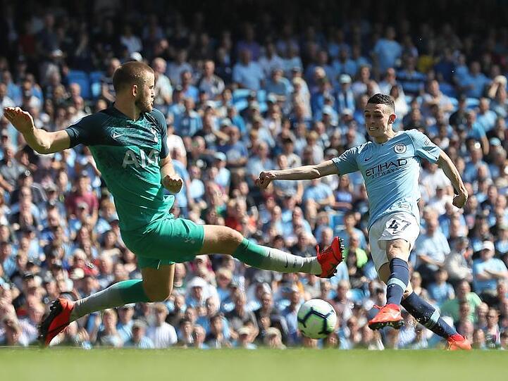 Tottenhams Eric Dier (l) versucht den Schuss von Manchester Citys Phil Foden zu blocken.