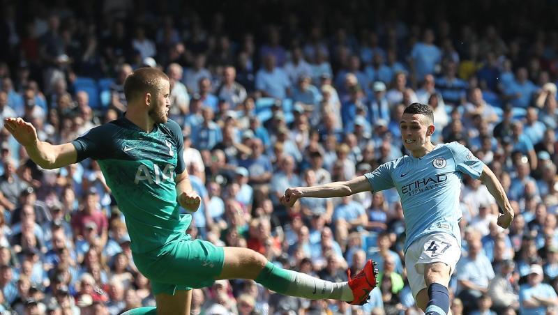 Tottenhams Eric Dier (l) versucht den Schuss von Manchester Citys Phil Foden zu blocken. Tottenhams Eric Dier (l) versucht den Schuss von Manchester Citys Phil Foden zu blocken.