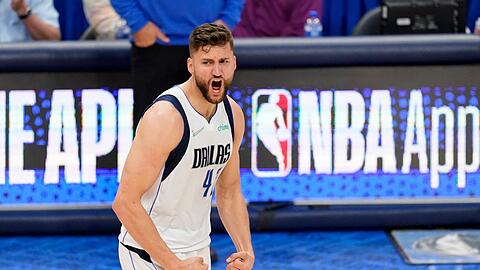 Maxi Kleber von Dallas jubelt nach einem 3-Punkte-Korb.