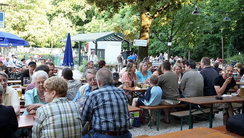 Volle Bänke im Biergarten am Bavariapark.