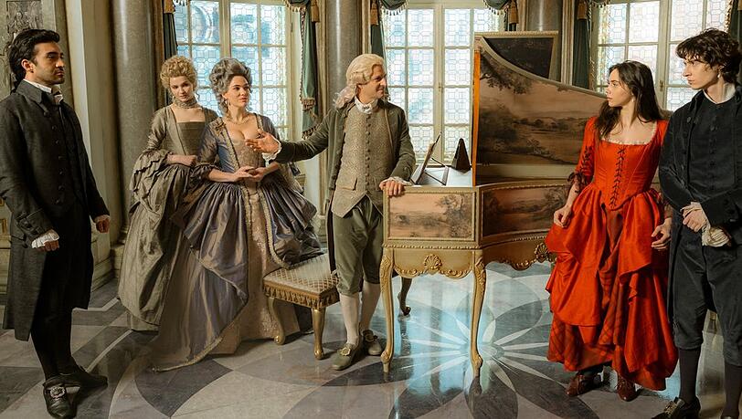 "Mozart/Mozart" - v.l.n.r: Eidin Jalali (Antonio Salieri), Lisa Vicari (Gräfin von Greiner), Verena Altenberger (Marie Antoinette), Philipp Hochmair (Kaiser Joseph II.), Havana Joy (Maria Anna Mozart), Eren M. Güvercin (Amadeus Mozart).