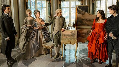 "Mozart/Mozart" - v.l.n.r: Eidin Jalali (Antonio Salieri), Lisa Vicari (Gräfin von Greiner), Verena Altenberger (Marie Antoinette), Philipp Hochmair (Kaiser Joseph II.), Havana Joy (Maria Anna Mozart), Eren M. Güvercin (Amadeus Mozart).