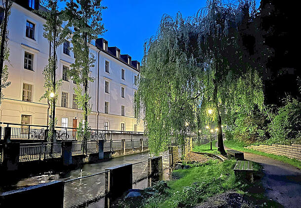 Am Neudeck entlangspazieren entwickelt in den Abendstunden noch mal einen besonderen Reiz. Das Licht der Laternen scheint durch die Weiden hindurch zu glitzern, der Bach rauscht vorbei - auf den Bankerl kann man wunderbar innehalten. Am Neudeck entlangspazieren entwickelt in den Abendstunden noch mal einen besonderen Reiz. Das Licht der Laternen scheint durch die Weiden hindurch zu glitzern, der Bach rauscht vorbei - auf den Bankerl kann man wunderbar innehalten.