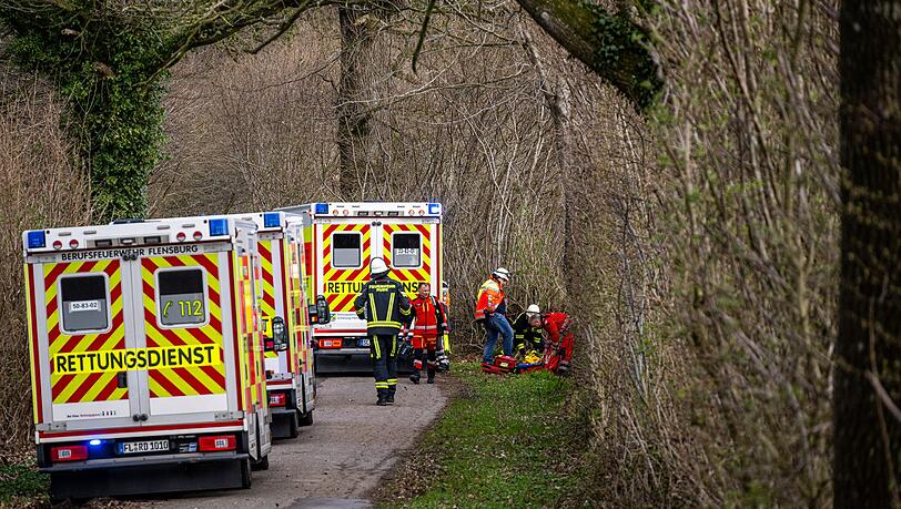 Drei Menschen sterben in einem Waldstück südöstlich von Flensburg. Drei Menschen sterben in einem Waldstück südöstlich von Flensburg.