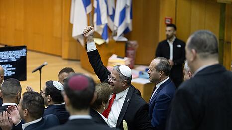 Israels rechtsextremer Polizeiminister Itamar Ben-Gvir feiert im Parlament die Verabschiedung des umstrittenen Gesetzes zur Einf&uuml;hrung der Todesstrafe f&uuml;r Terroristen. (Archivbild)
