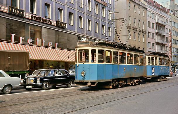 Ein D-Wagen. Die letzten zog man nach den Olympischen Spielen 1972 aus dem Verkehr. Ein D-Wagen. Die letzten zog man nach den Olympischen Spielen 1972 aus dem Verkehr.