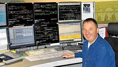 Fahrdienstleiter Thomas Hildebrandt bedient 300 Signale Fahrdienstleiter Thomas Hildebrandt bedient 300 Signale