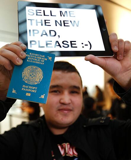Dieser junge Mann ist eigens aus Kasachstan nach Hong Kong gereist, um sich ein iPad zu besorgen. Auf diesem "Schild" fleht er die Vorbesteller an, ihm doch ein iPad abzugeben.