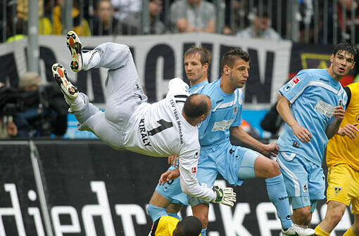 Gabor Kiraly fliegt durch den Strafraum. Auch der Löwen-Keeper konnte die Niederlage des TSV 1860 München gegen Alemannia Aachen nicht verhindern.