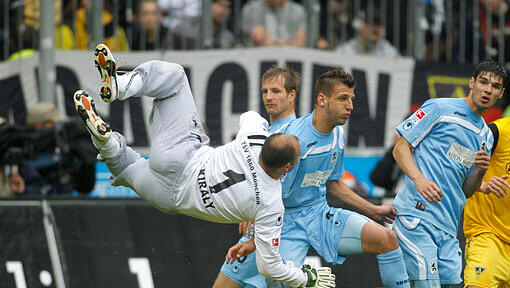 Gabor Kiraly fliegt durch den Strafraum. Auch der Löwen-Keeper konnte die Niederlage des TSV 1860 München gegen Alemannia Aachen nicht verhindern. Gabor Kiraly fliegt durch den Strafraum. Auch der Löwen-Keeper konnte die Niederlage des TSV 1860 München gegen Alemannia Aachen nicht verhindern.