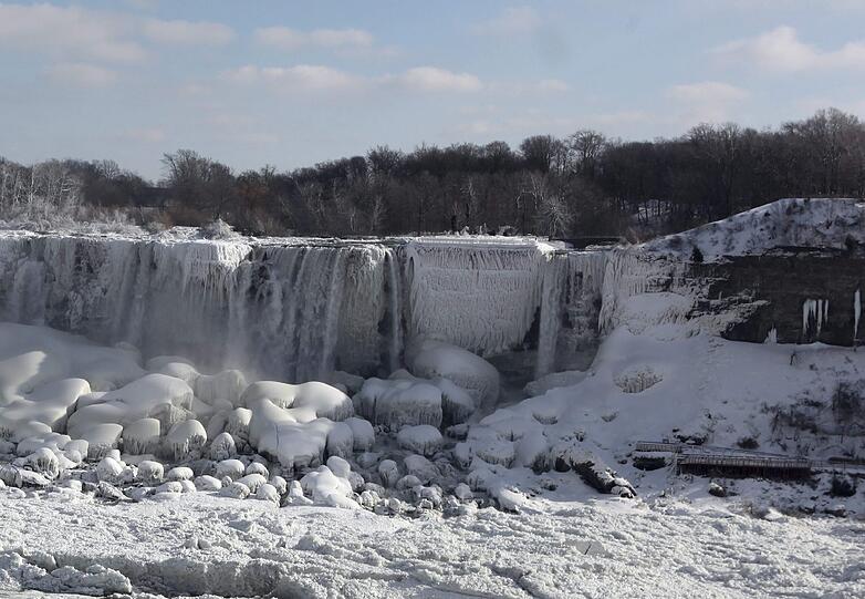 Die Niagarafälle im Schnee: Der riesige Wasserfall, der im Osten die Grenze zwischen den USA und Kanada markiert, ist bei eisigen Temperaturen verschneit und teils zugefroren. Die irren Bilder!