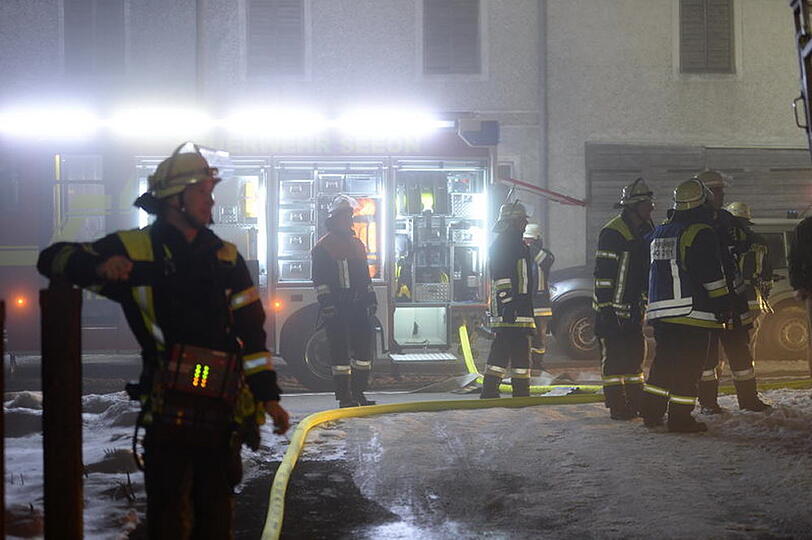 Brand in Obing: In einer Schreinerei war Feuer ausgebrochen. 200 Feuerwehrler kämpften gegen die Flammen. Das Gebäude brannte nieder.