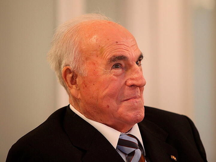 Altkanzler Helmut Kohl befindet sich weiterhin im Krankenhaus