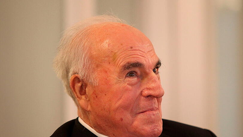 Altkanzler Helmut Kohl befindet sich weiterhin im Krankenhaus Altkanzler Helmut Kohl befindet sich weiterhin im Krankenhaus