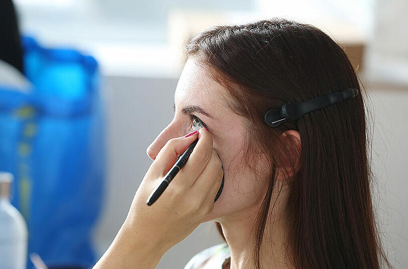 Letzte Make-up Korrekturen von der Beauty and Fame Academy.