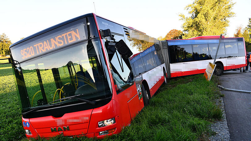 Bei dem Unfall mit einem Schulbus wurde ein Schüler leicht verletzt.