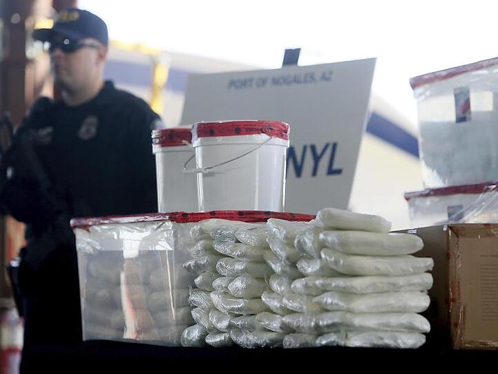 In einem mit Gurken beladenen Sattelschlepper entdeckten die Beamten etwa 127 Kilogramm Fentanyl sowie knapp 200 Kilogramm Methamphetamin.