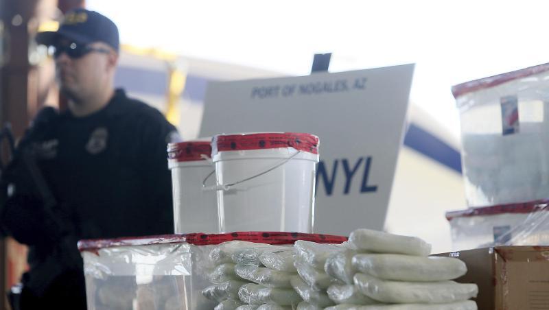 In einem mit Gurken beladenen Sattelschlepper entdeckten die Beamten etwa 127 Kilogramm Fentanyl sowie knapp 200 Kilogramm Methamphetamin. In einem mit Gurken beladenen Sattelschlepper entdeckten die Beamten etwa 127 Kilogramm Fentanyl sowie knapp 200 Kilogramm Methamphetamin.